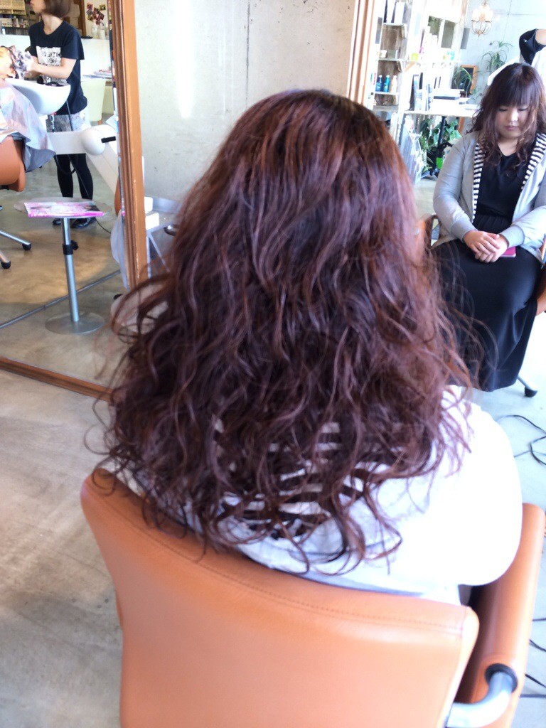 2月10日記事「セットで変わる見た目」パーマがかかったロングヘア後姿