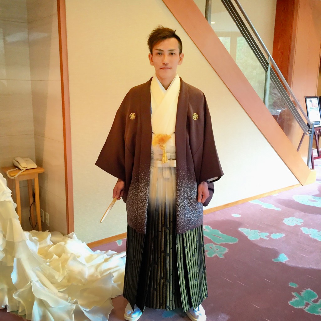 2月11日記事「オーソドックスなお衣装ヘアメイクでかっこよく」画像、花婿袴
