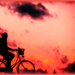 夕焼けの中自転車に乗る人
